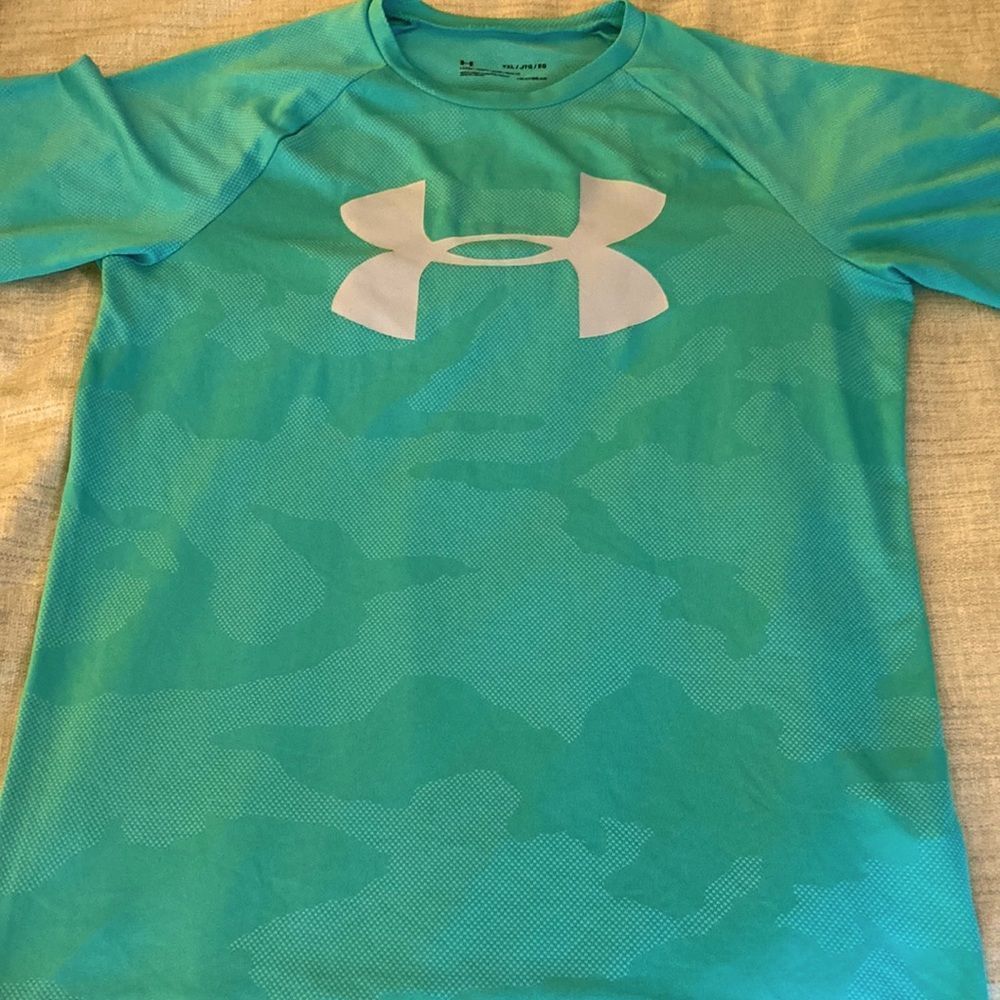 Under Armour Youth XL Green Camo Locker Training Short Sleeve T-Shirt.